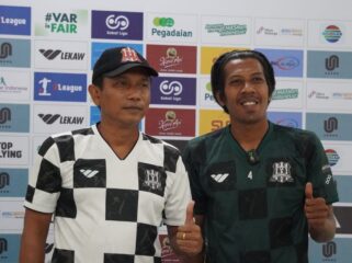 Pelatih dan pemain Deltras Sidoarjo (Widodo Cahyono Putra dan Bima Ragil) 