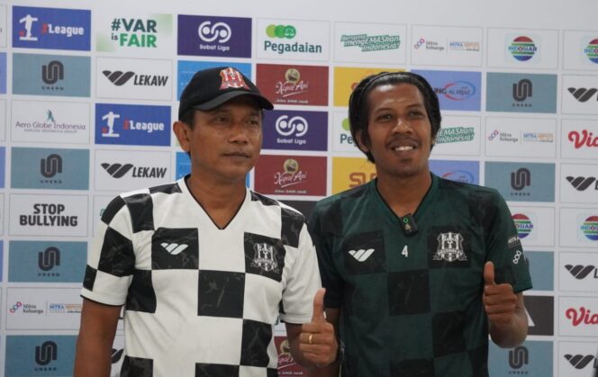 
					Pelatih dan pemain Deltras Sidoarjo (Widodo Cahyono Putra dan Bima Ragil) 