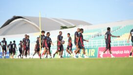 Skuad Persipura saat menjajal rumput Stadion Gelora Delta Sidoarjo 