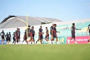 Skuad Persipura saat menjajal rumput Stadion Gelora Delta Sidoarjo 