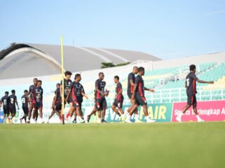 Skuad Persipura saat menjajal rumput Stadion Gelora Delta Sidoarjo 