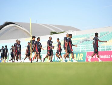 Skuad Persipura saat menjajal rumput Stadion Gelora Delta Sidoarjo 