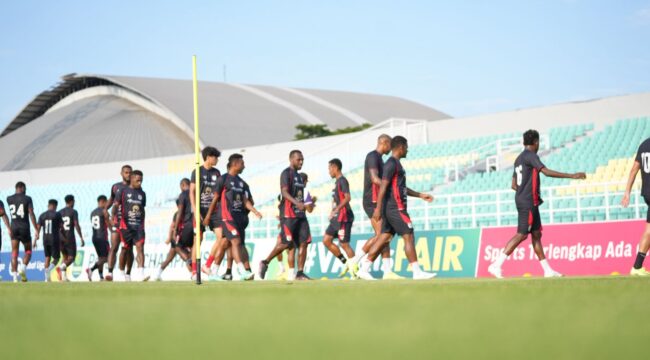 Skuad Persipura saat menjajal rumput Stadion Gelora Delta Sidoarjo 