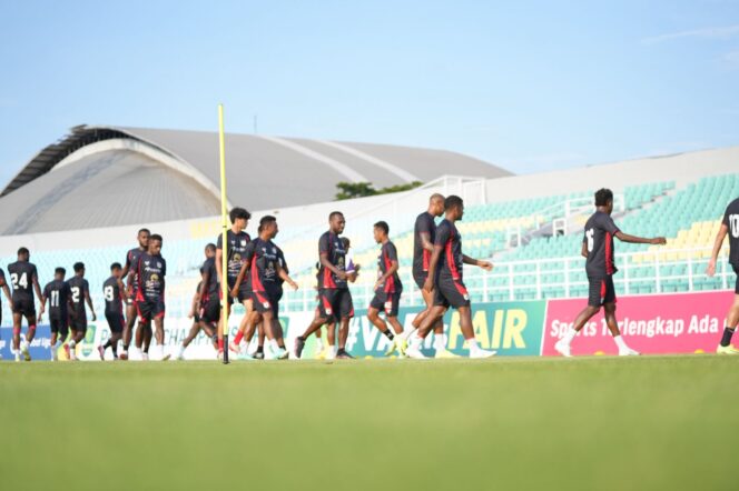 
					Skuad Persipura saat menjajal rumput Stadion Gelora Delta Sidoarjo 