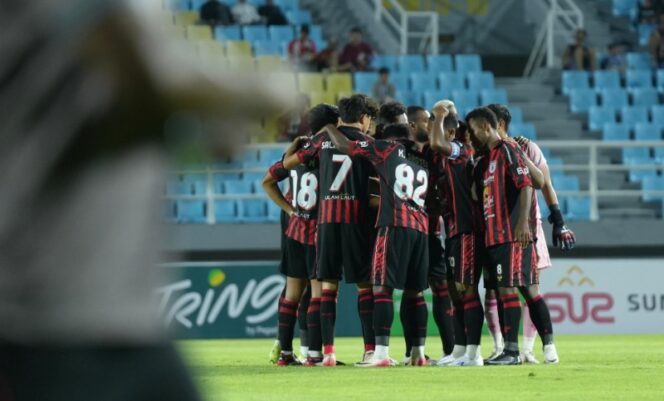 
					Skuad Persipura di Stadion Gelora Delta Sidoarjo 