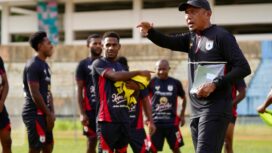 Rahmad Darmawan memberikan instruksi ke para pemainnya / Fotonya Persipura Ofisial
