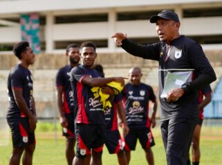 Rahmad Darmawan memberikan instruksi ke para pemainnya / Fotonya Persipura Ofisial