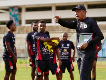 Rahmad Darmawan memberikan instruksi ke para pemainnya / Fotonya Persipura Ofisial