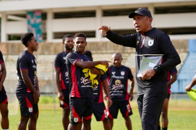 Rahmad Darmawan memberikan instruksi ke para pemainnya / Fotonya Persipura Ofisial