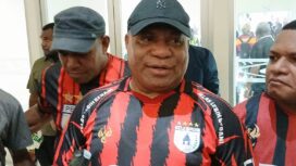 Gubernur Provinsi Papua, Matius D. Fakhiri diwawancarai wartawan usai menyaksikan laga Persipura vs Persiba di Stadion Lukas Enembe / euforia.id