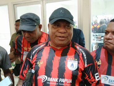 Gubernur Provinsi Papua, Matius D. Fakhiri diwawancarai wartawan usai menyaksikan laga Persipura vs Persiba di Stadion Lukas Enembe / euforia.id