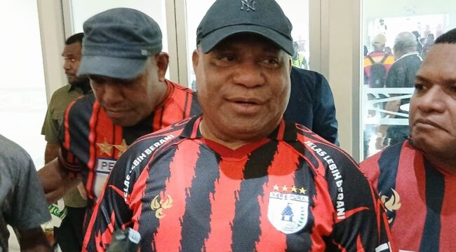 Gubernur Provinsi Papua, Matius D. Fakhiri diwawancarai wartawan usai menyaksikan laga Persipura vs Persiba di Stadion Lukas Enembe / euforia.id