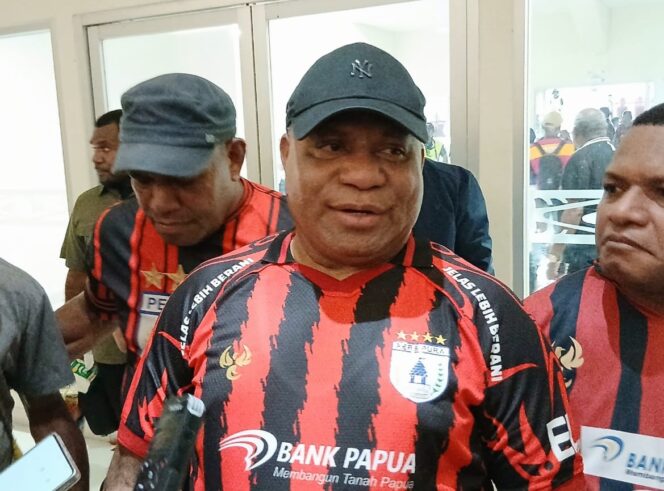 
					Gubernur Provinsi Papua, Matius D. Fakhiri diwawancarai wartawan usai menyaksikan laga Persipura vs Persiba di Stadion Lukas Enembe / euforia.id