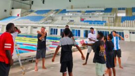 Para pelatih cabor renang sedang melatih atlet-atlet Peparpenas Papua