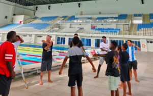 Para pelatih cabor renang sedang melatih atlet-atlet Peparpenas Papua