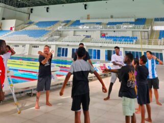 Para pelatih cabor renang sedang melatih atlet-atlet Peparpenas Papua