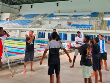 Para pelatih cabor renang sedang melatih atlet-atlet Peparpenas Papua