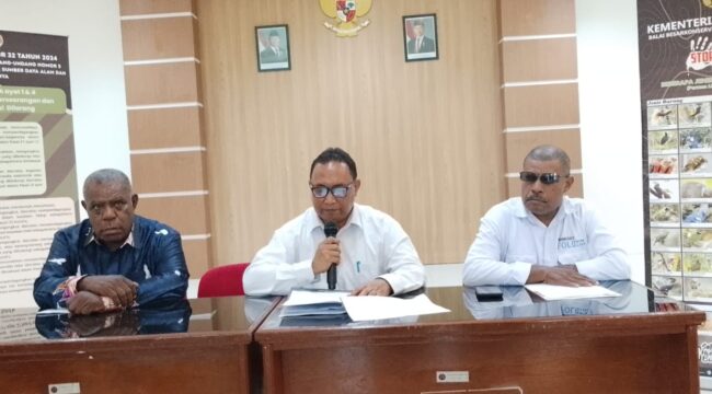Kepala BBKSDA Papua, Johny Santoso Silaban menyampaikan klasifikasi dan permohonan maaf soal pemusnahan mahkota cenderawasih