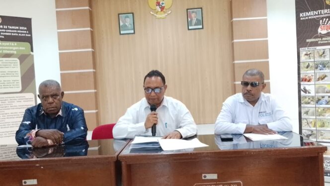 
					Kepala BBKSDA Papua, Johny Santoso Silaban menyampaikan klasifikasi dan permohonan maaf soal pemusnahan mahkota cenderawasih