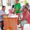 Yusak Aronggear ketika sedang melayani warga di Kampung Mosso / Euforia.id