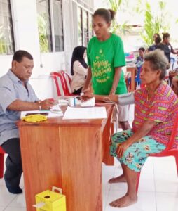Yusak Aronggear ketika sedang melayani warga di Kampung Mosso / Euforia.id