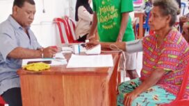 Yusak Aronggear ketika sedang melayani warga di Kampung Mosso / Euforia.id