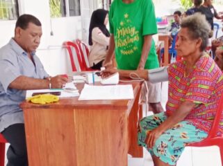 Yusak Aronggear ketika sedang melayani warga di Kampung Mosso / Euforia.id