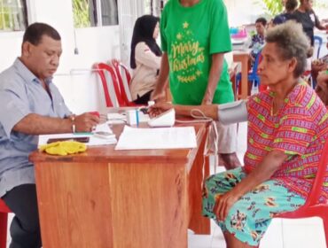 Yusak Aronggear ketika sedang melayani warga di Kampung Mosso / Euforia.id