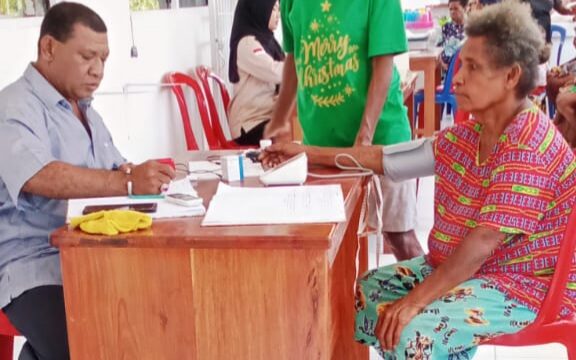 Yusak Aronggear ketika sedang melayani warga di Kampung Mosso / Euforia.id
