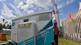 Salah satu penjaga gardu listrik di Pos Lintas Batas Negara (PLBN) saat mengecek gardu untuk memastikan listrik tetap mengalir ke Kampung Wutung, Papua Nugini, Kamis (9/10/2025). (Euforia.id/ERIANTO).