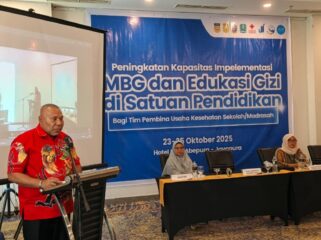 Wagub Papua, Aryoko Rumaropen saat membuka pelatihan peningkatan kapasitas implementasi MBG dan edukasi gizi bagi tim pembina Usaha Kesehatan Sekolah/Madrasah (UKS/M) / Istimewa