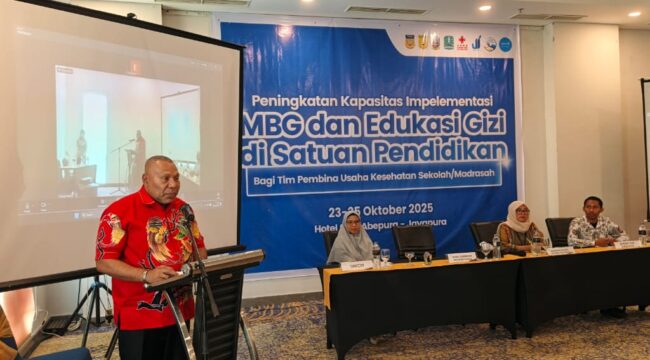 Wagub Papua, Aryoko Rumaropen saat membuka pelatihan peningkatan kapasitas implementasi MBG dan edukasi gizi bagi tim pembina Usaha Kesehatan Sekolah/Madrasah (UKS/M) / Istimewa