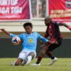 Kapten Persipura, Boaz Solossa berduel dengan pemain Barito Putera / Official Persipura