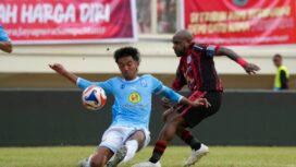 Kapten Persipura, Boaz Solossa berduel dengan pemain Barito Putera / Official Persipura