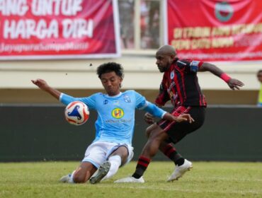 Kapten Persipura, Boaz Solossa berduel dengan pemain Barito Putera / Official Persipura