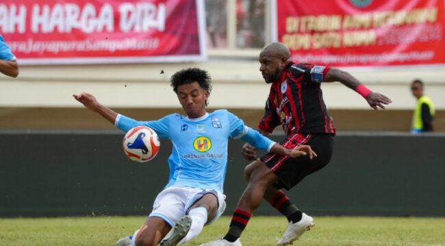Kapten Persipura, Boaz Solossa berduel dengan pemain Barito Putera / Official Persipura