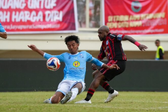 Kapten Persipura, Boaz Solossa berduel dengan pemain Barito Putera / Official Persipura