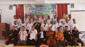 Peserta Kursus foto bersama dengan Ketua Asprov PSSI Papua, Benhur Tomi Mano dan Bupati Mamberamo Raya, Robby Wilson Rumansara / Euforia.id