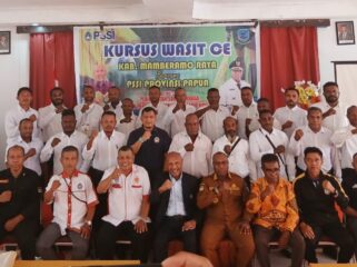 Peserta Kursus foto bersama dengan Ketua Asprov PSSI Papua, Benhur Tomi Mano dan Bupati Mamberamo Raya, Robby Wilson Rumansara / Euforia.id