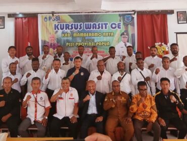 Peserta Kursus foto bersama dengan Ketua Asprov PSSI Papua, Benhur Tomi Mano dan Bupati Mamberamo Raya, Robby Wilson Rumansara / Euforia.id