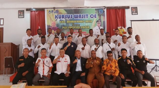 Peserta Kursus foto bersama dengan Ketua Asprov PSSI Papua, Benhur Tomi Mano dan Bupati Mamberamo Raya, Robby Wilson Rumansara / Euforia.id