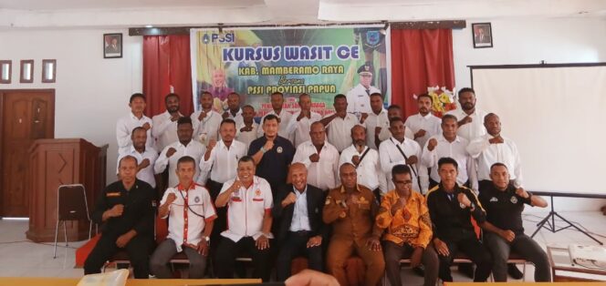 Peserta Kursus foto bersama dengan Ketua Asprov PSSI Papua, Benhur Tomi Mano dan Bupati Mamberamo Raya, Robby Wilson Rumansara / Euforia.id