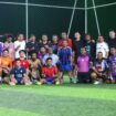 Jurnalis Kota Jayapura bersama Pelatih dan Ofisial Tim Persipura foto bersama usai uji tanding di Marlin Mini Soccer Jayapura