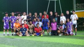 Jurnalis Kota Jayapura bersama Pelatih dan Ofisial Tim Persipura foto bersama usai uji tanding di Marlin Mini Soccer Jayapura