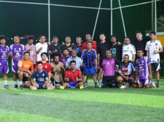 Jurnalis Kota Jayapura bersama Pelatih dan Ofisial Tim Persipura foto bersama usai uji tanding di Marlin Mini Soccer Jayapura