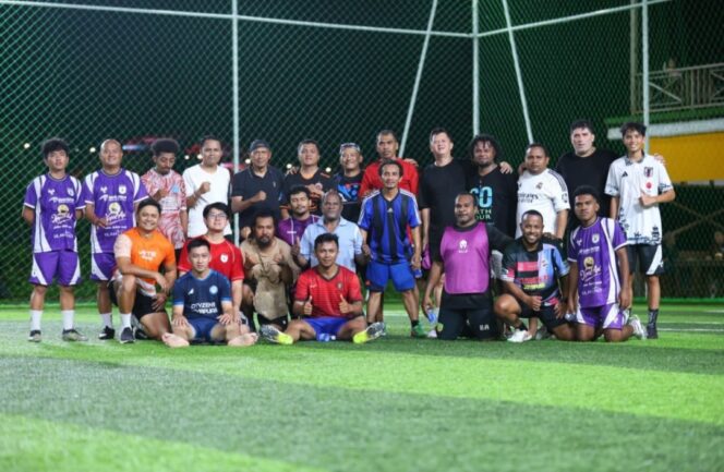 Jurnalis Kota Jayapura bersama Pelatih dan Ofisial Tim Persipura foto bersama usai uji tanding di Marlin Mini Soccer Jayapura