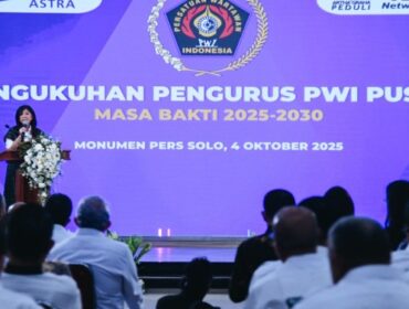 Menkomdigi Meutya Hafid memberikan arahan dalam Pengukuhan Pengurus Persatuan Wartawan Indonesia (PWI) Pusat Masa Bakti 2025-2030 di Monumen Pers Nasional, Surakarta, Sabtu (04/10/2025). Foto: Pey HS/Komdigi