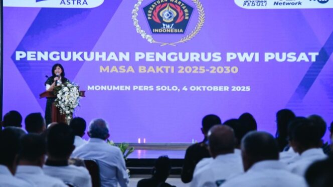 
					Menkomdigi Meutya Hafid memberikan arahan dalam Pengukuhan Pengurus Persatuan Wartawan Indonesia (PWI) Pusat Masa Bakti 2025-2030 di Monumen Pers Nasional, Surakarta, Sabtu (04/10/2025). Foto: Pey HS/Komdigi