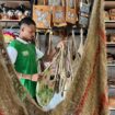 Penjaga butik sedang merapikan noken yang dijual / erianto