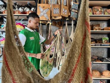 Penjaga butik sedang merapikan noken yang dijual / erianto